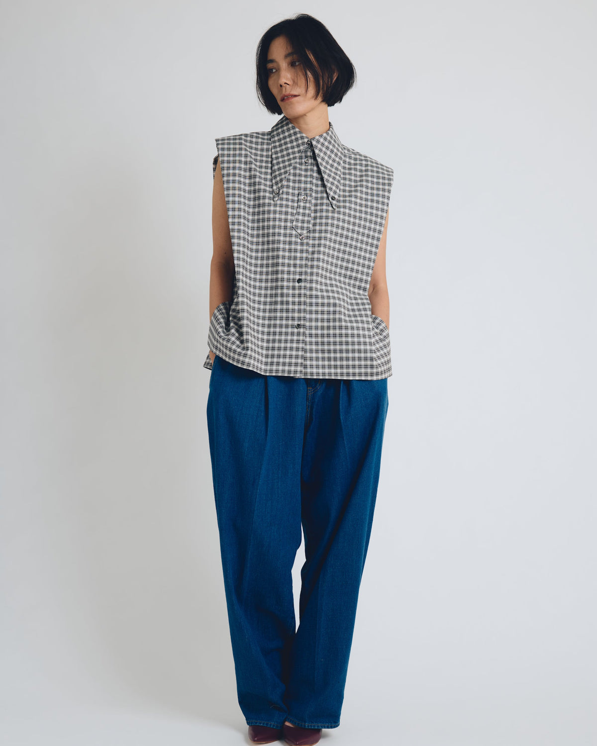 checked sleeveless big collar top