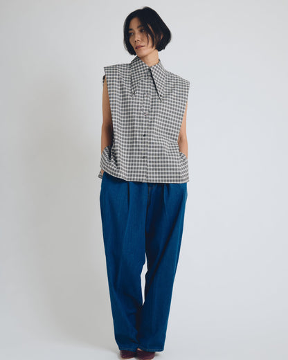 checked sleeveless big collar top