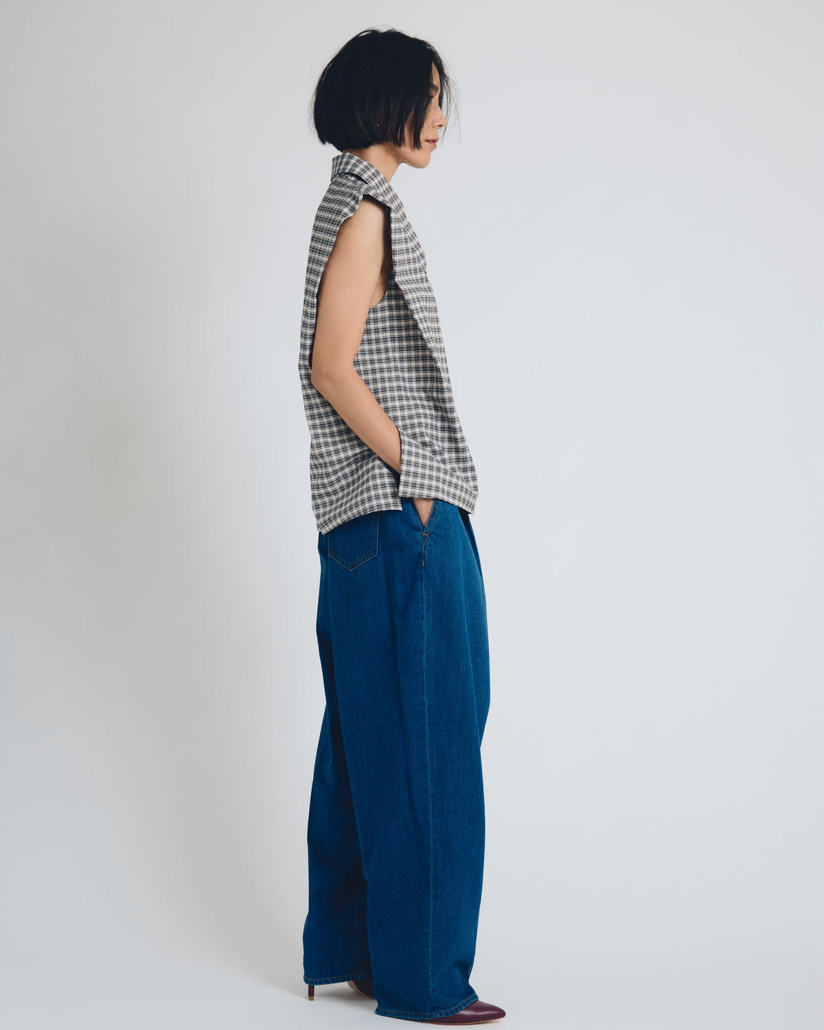 checked sleeveless big collar top