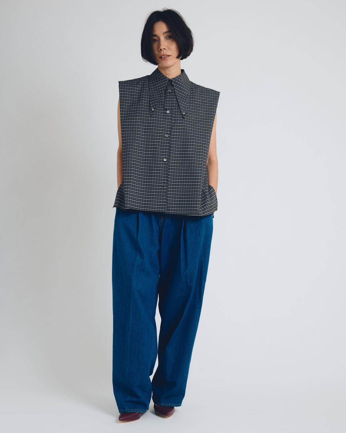 checked sleeveless big collar top