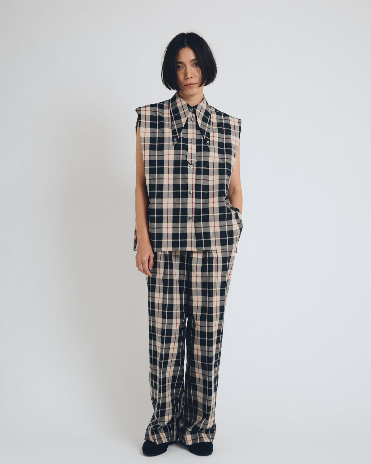 checked sleeveless big collar top