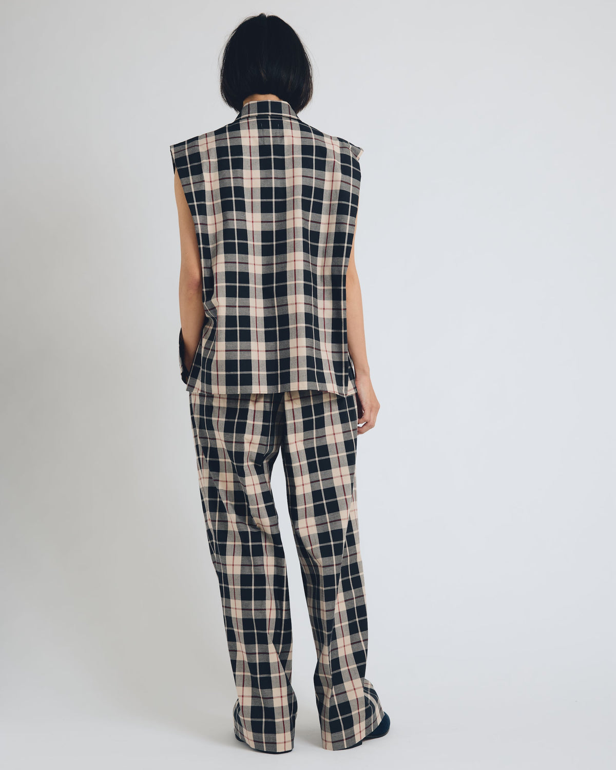 checked sleeveless big collar top