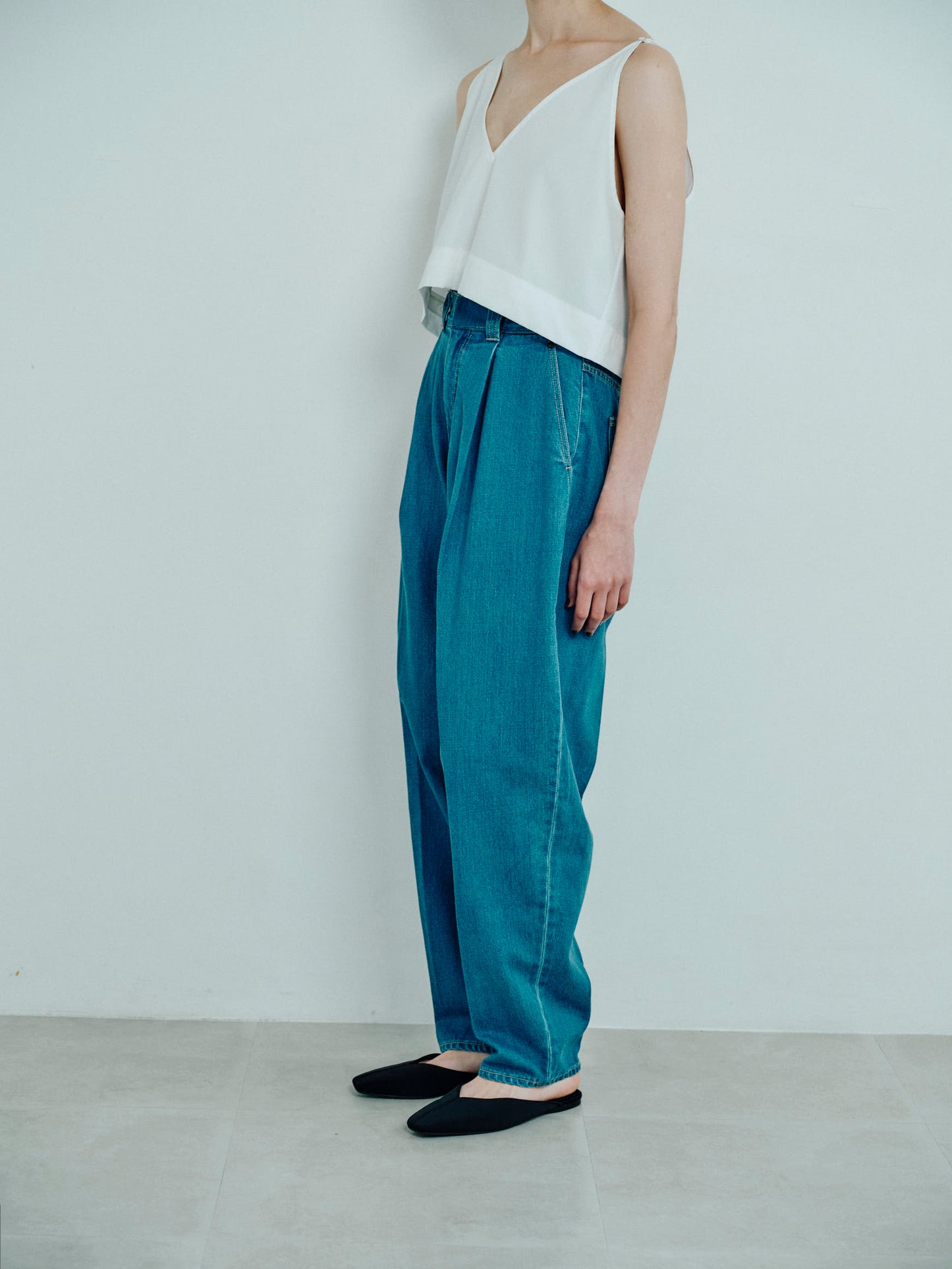 tuck curve loose fitting jeans