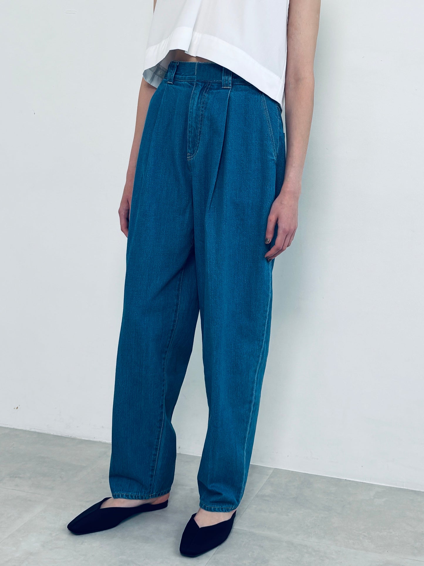 tuck curve loose fitting jeans