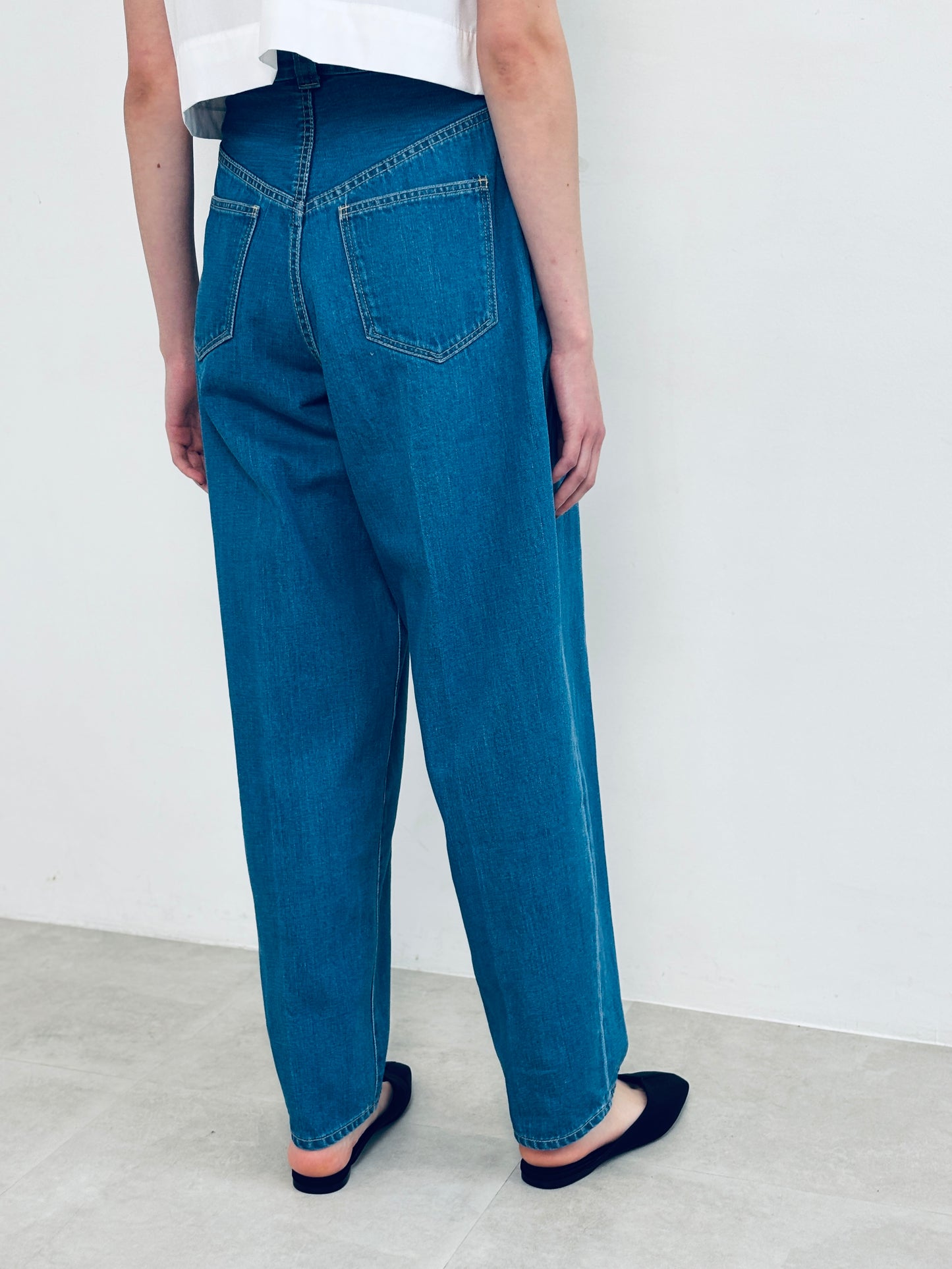 tuck curve loose fitting jeans